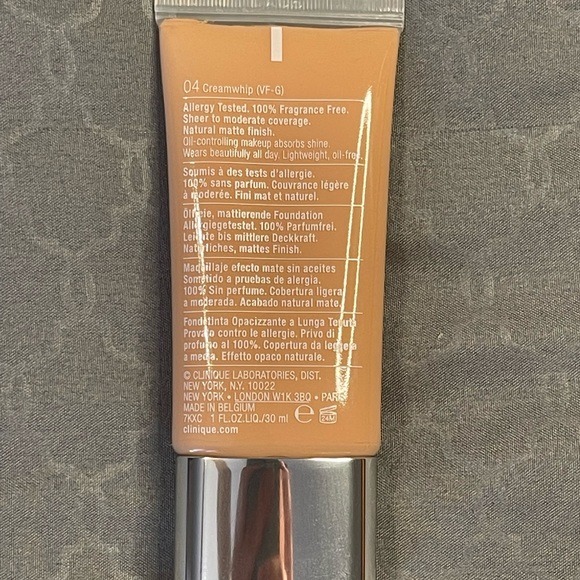 Clinique Stay-Matte Oil-free Makeup - Picture 5 of 8